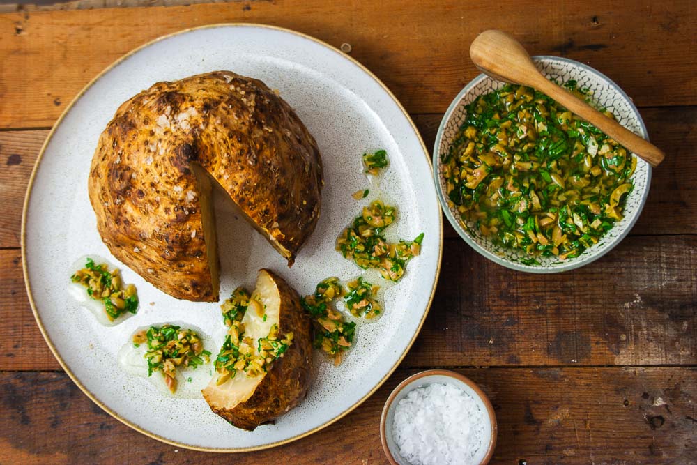 Knollensellerie im Ganzen mit Oliven-Gremolata - Einfach Vegan