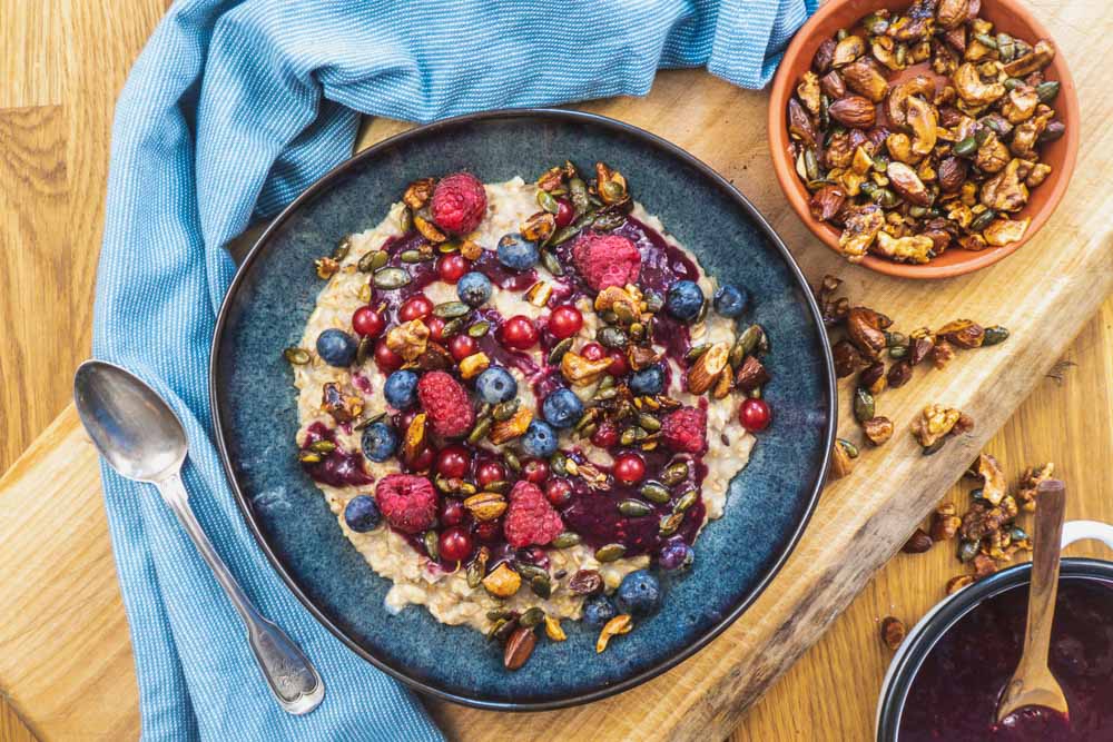 Veganes Porridge Mit Waldbeeren Und Crunchy Nüssen Einfach Vegan