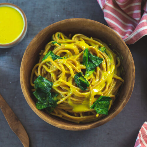 Vollkornspaghetti mit veganer Käsesauce und Babyspinat - Einfach Vegan