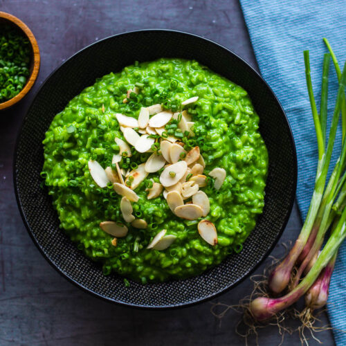 Spinat Risotto mit Frühlingslauch und Mandeln - Einfach Vegan